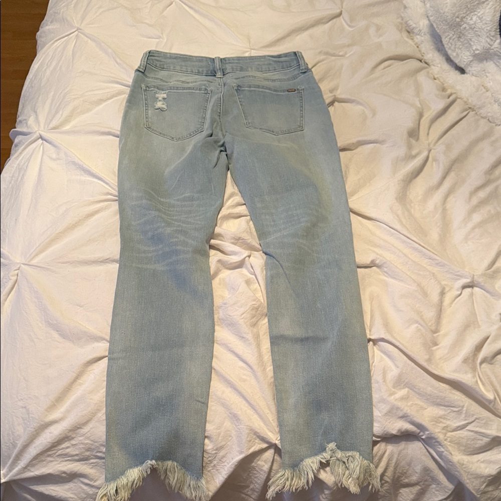 NEW WITH TAGS ✨ Women’s Light Blue Skinny Distressed Jeans with Frayed Hem